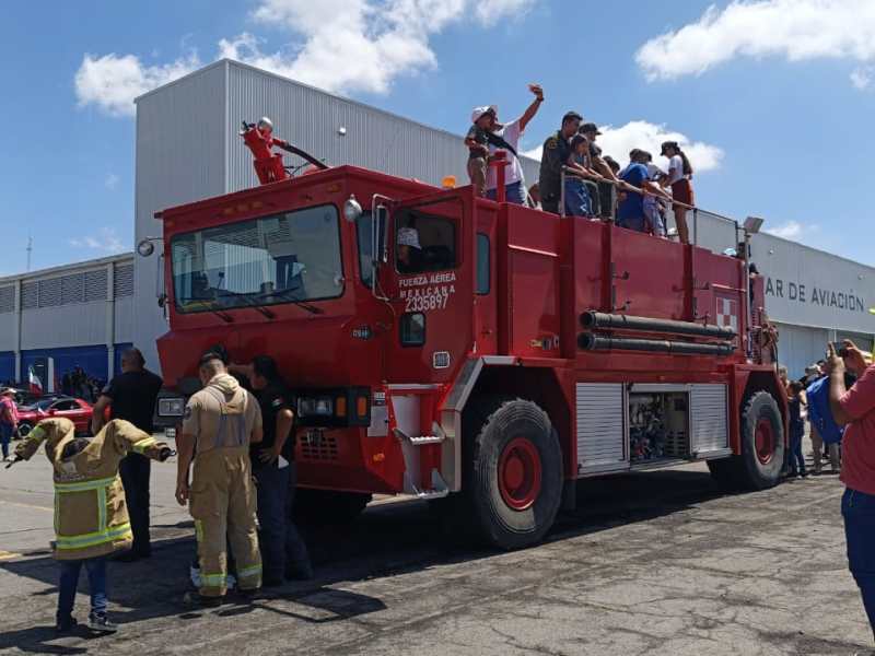 Exhibición de coches en la Base&nbsp;Aérea